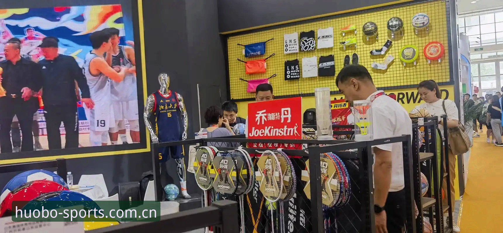 hb火博体育怎么样对比 hb火博体育)定位为“全球主流赛事数据与实况资讯整合平台”。与市面上其他工具相比,它最大的特点在于将数据统计与视频直播进行了深度融合。很多用户,比如经常泡在体育论坛的老用户张磊,反馈说:“以前看球得同时开两个APP,一个看数据,一个看画面,现在hb火博体育一个界面就能搞定。”这种集成度正是其核心竞争力。